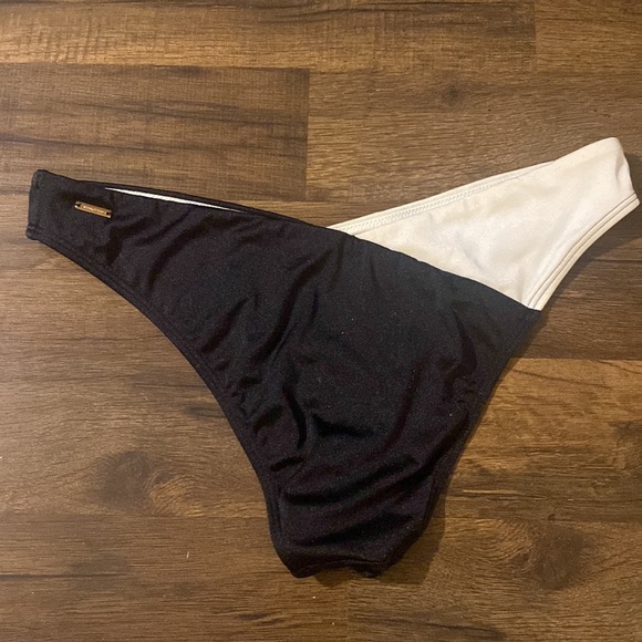 Black and White VS Bottoms 💕 - Picture 3 of 3